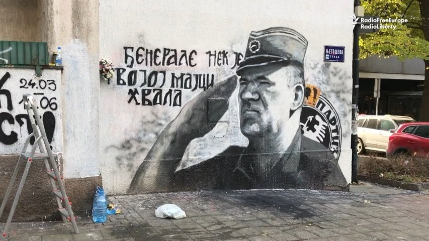 Video ze Srbska: Tenhle portrét válečného zločince Mladiče znovu budí vášně